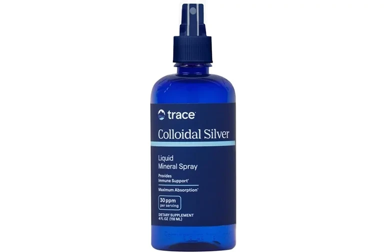 Une bouteille bleue de spray minéral liquide d’argent colloïdal de la marque Trace, avec l’étiquette 30 ppm clairement visible.